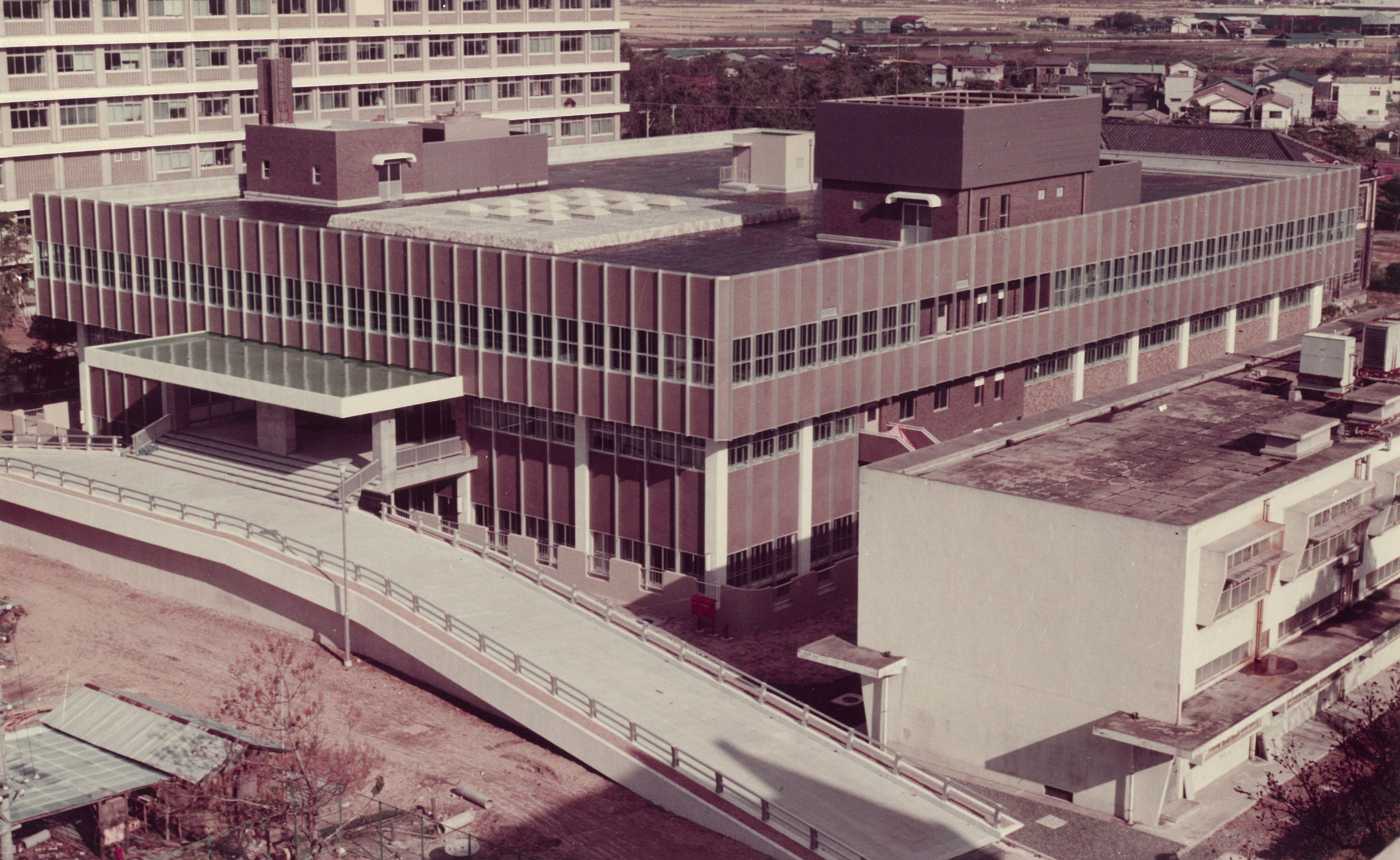 竣工当時の中央図書館（1972年）