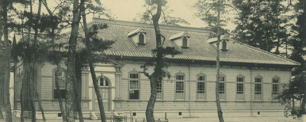 100 Years of the Kyushu University Library in Photographs