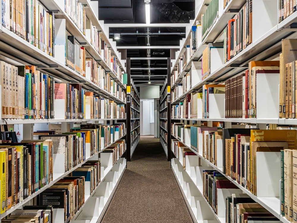 中央図書館書架