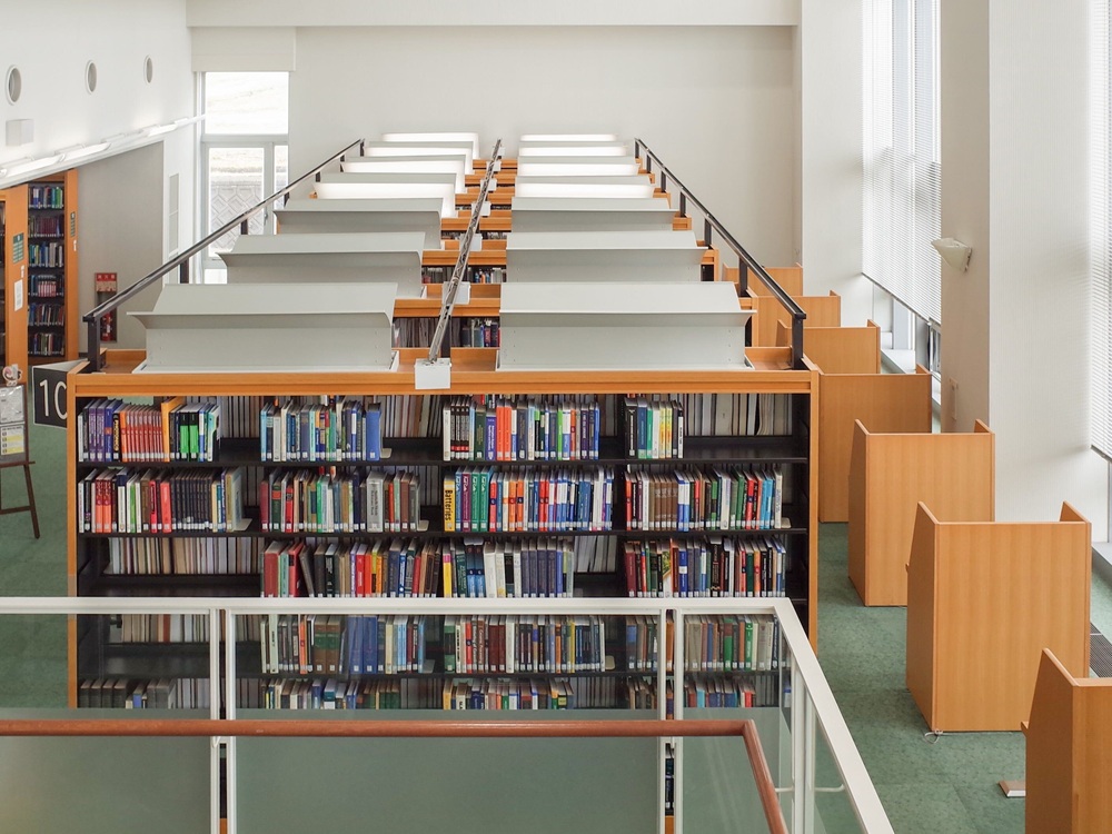 筑紫図書館書架